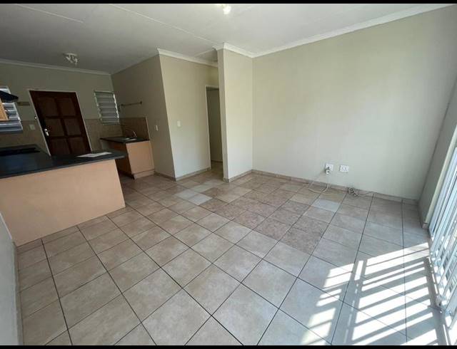 2 BEDROOM TOWNHOUSE FOR SALE IN WILGEHEUWEL